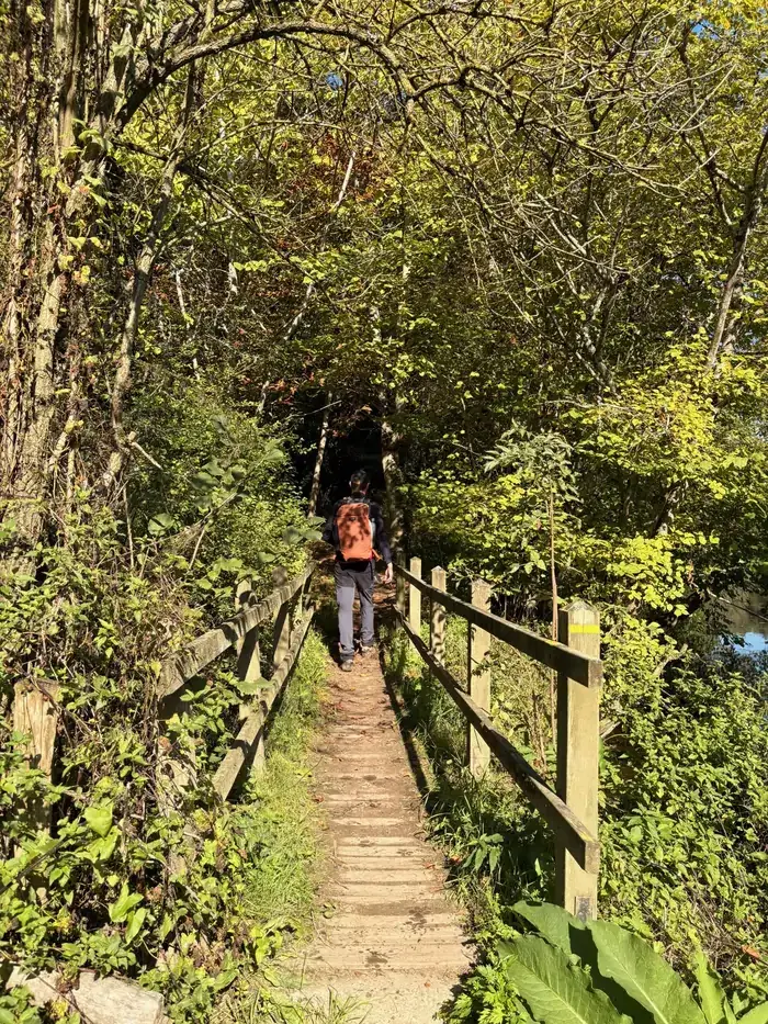 Dirigeant en plein coaching randonnée.